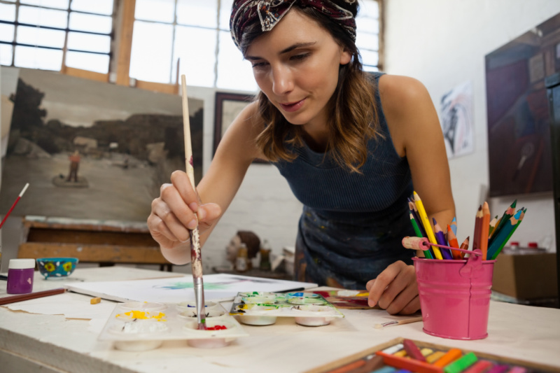 woman painting 1